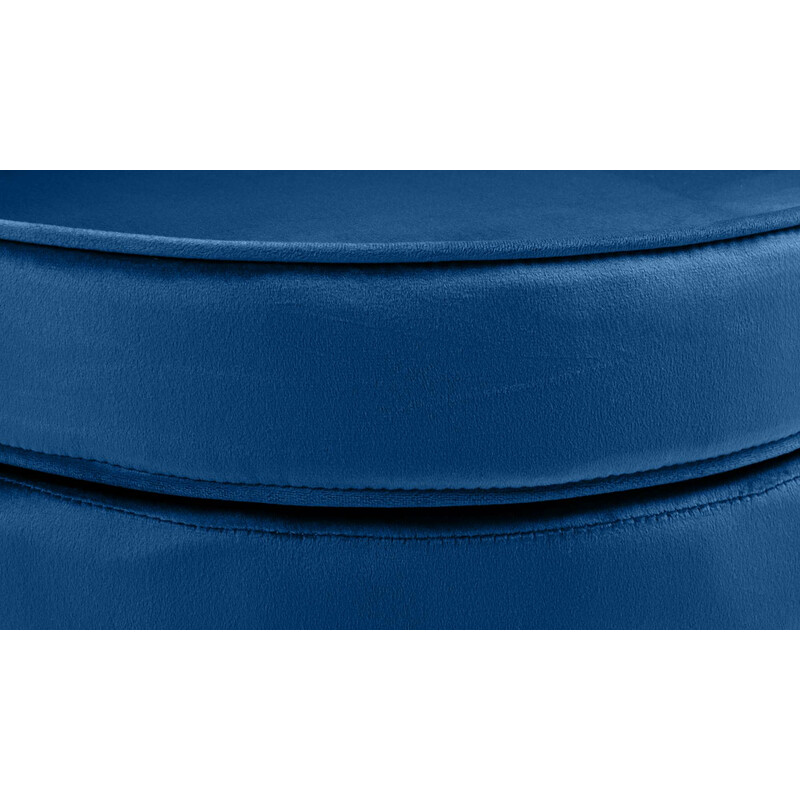 Nostalgisk sammetfåtölj med gyllene ben för vardagsrummet