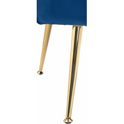 Nostalgisk sammetfåtölj med gyllene ben för vardagsrummet