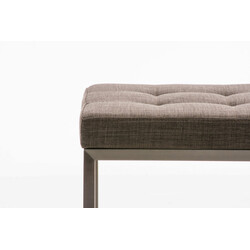 Bekväm stoppad pall med modern design och stålram