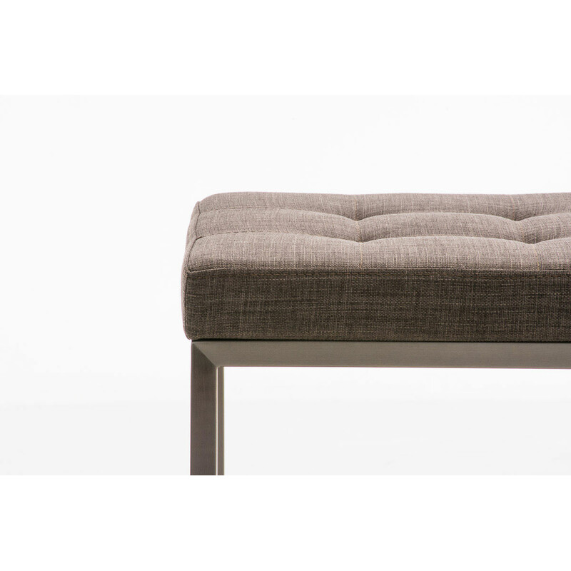 Bekväm stoppad pall med modern design och stålram