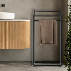 Elegant fristående handdukshållare i rostfri mattsvart metall