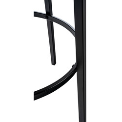 Stilren barstol med vadderad sits och mattsvart metallstomme