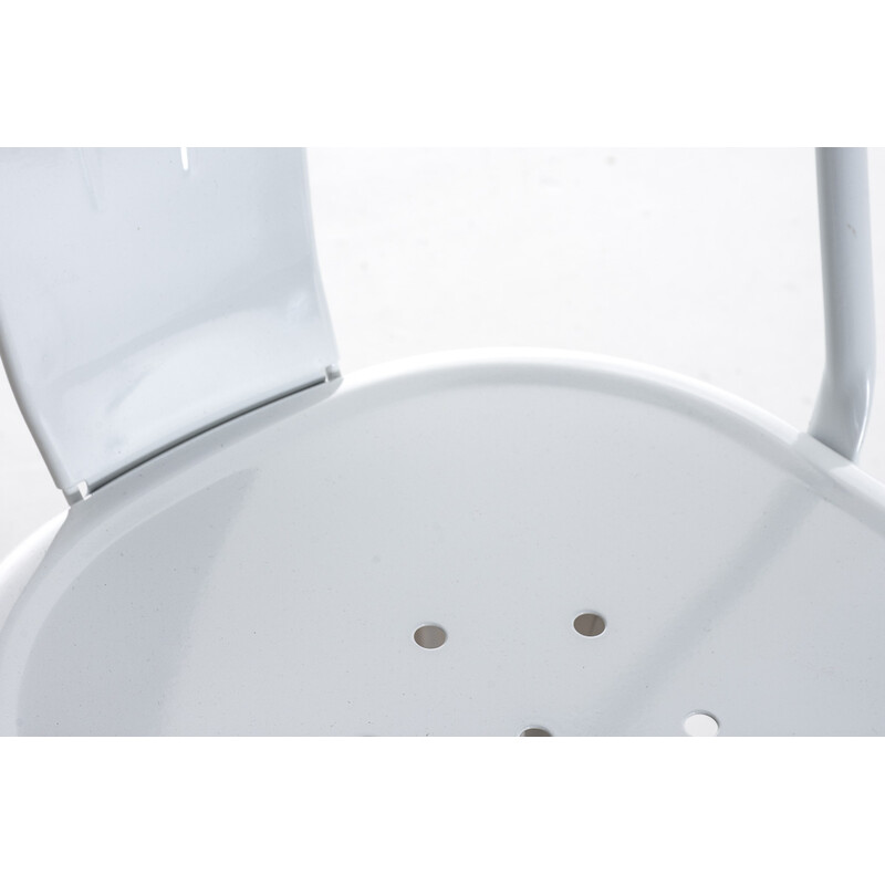 Stapelbar metallstol med hög rygg och lättskött yta