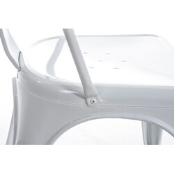 Stapelbar metallstol med hög rygg och lättskött yta