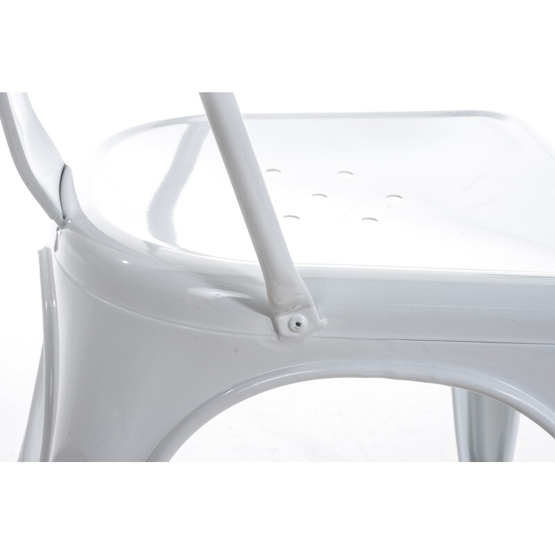 Stapelbar metallstol med hög rygg och lättskött yta