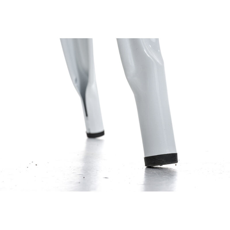 Stapelbar metallstol med hög rygg och lättskött yta