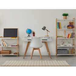 Modernt skrivbord med ekben och vit bordsskiva