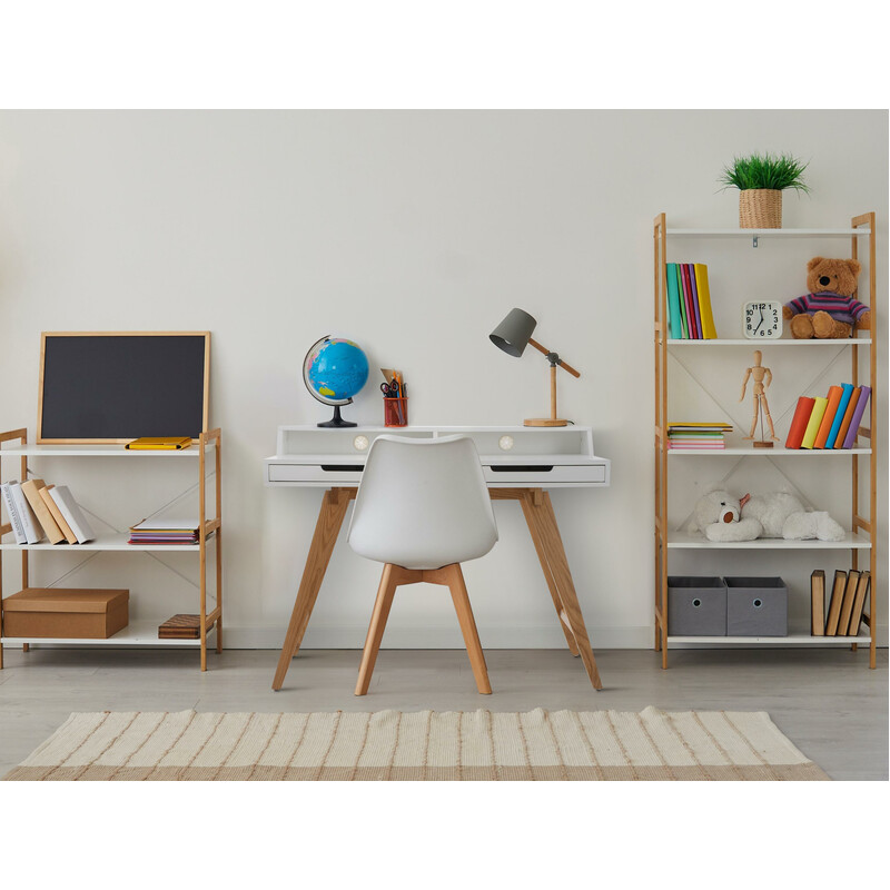 Modernt skrivbord med ekben och vit bordsskiva