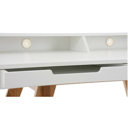 Modernt skrivbord med ekben och vit bordsskiva