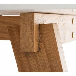 Modernt skrivbord med ekben och vit bordsskiva