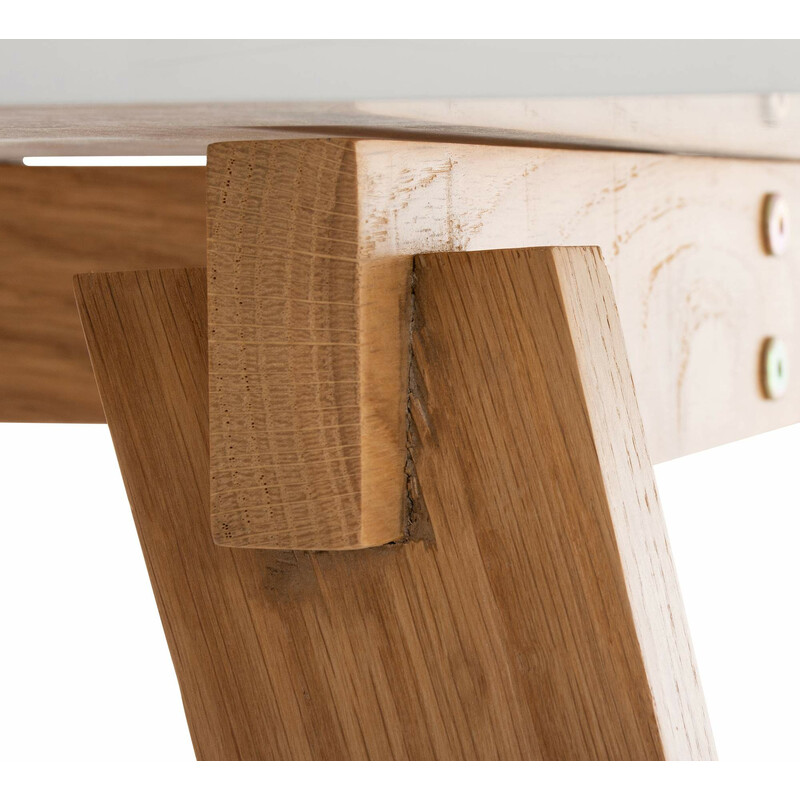 Modernt skrivbord med ekben och vit bordsskiva