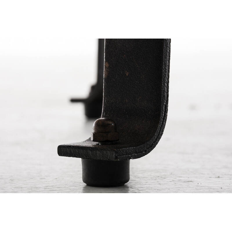 Justerbart ståbord i trä och stål för elegant inredning