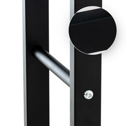 Elegant svart vedställning med stabil konstruktion för inomhusbruk