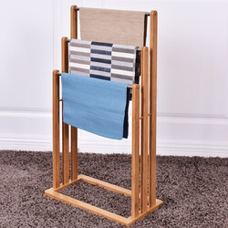 Fristående handdukshängare i bambu med tre stänger