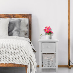 Sängbord med korg i vit landstil trädesign