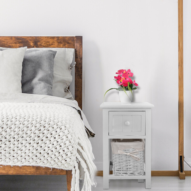 Sängbord med korg i vit landstil trädesign