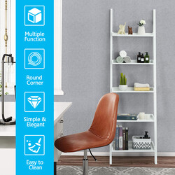 Vit lutande vägghylla med fem hyllplan i trä