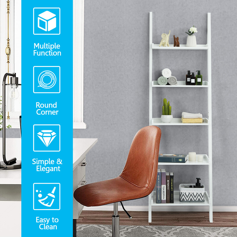 Vit lutande vägghylla med fem hyllplan i trä