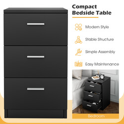 Sängbord med tre lådor i svart spånskiva