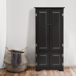 Svart högskåp i trä med justerbara hyllor