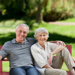 Röd trädgårdsbänk 3-sits med ryggstöd i gjutjärn