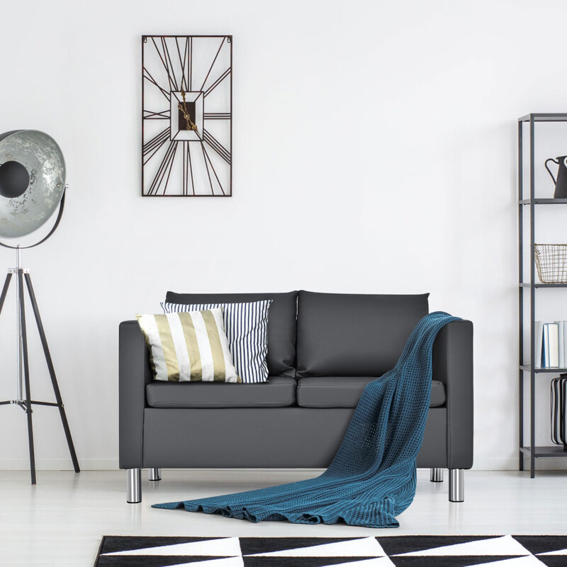 Grå tvåsitssoffa i PU-läder med kuddar och träram