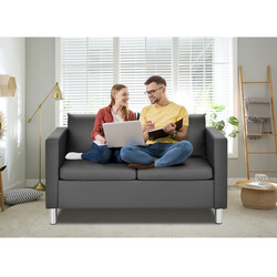 Grå tvåsitssoffa i PU-läder med kuddar och träram