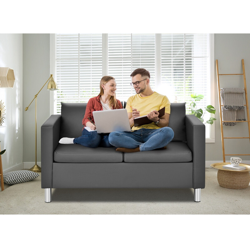 Grå tvåsitssoffa i PU-läder med kuddar och träram