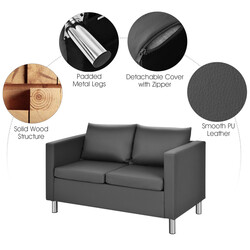 Grå tvåsitssoffa i PU-läder med kuddar och träram