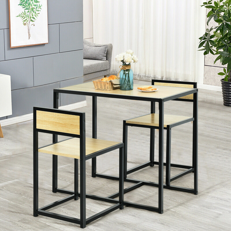 Matgrupp i trä och metall med bord och två stolar