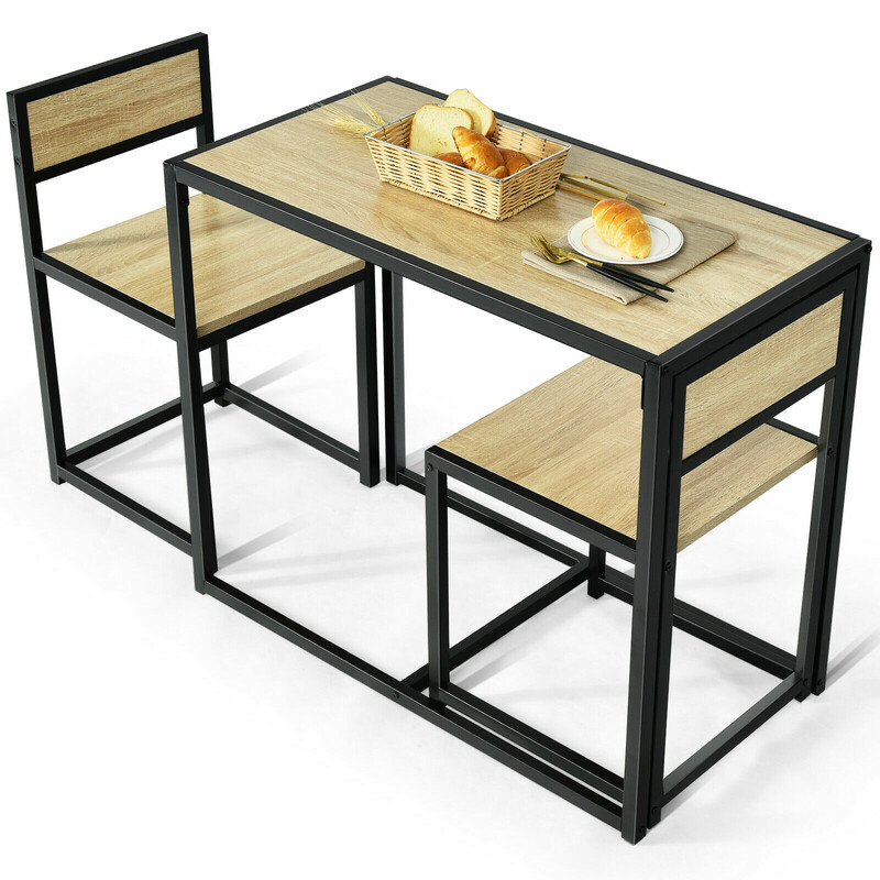 Matgrupp i trä och metall med bord och två stolar