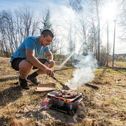 Kompakt och hållbar kolgrill i gjutjärn för picknick