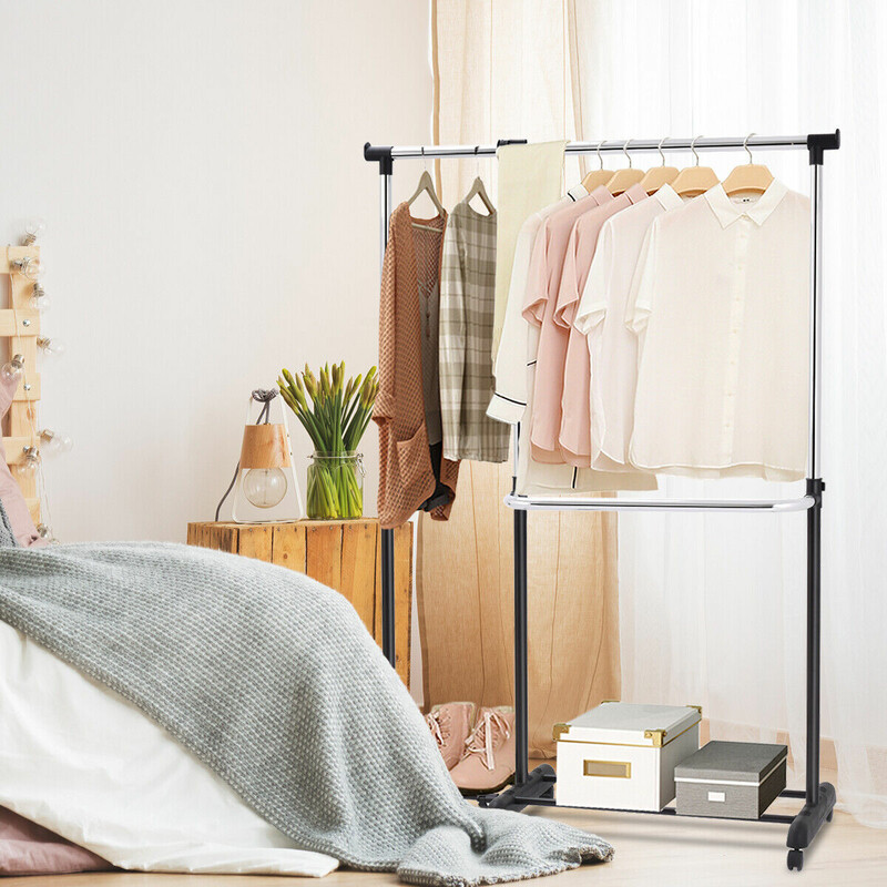 Justerbar klädställning med hjul och två hyllor svart