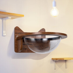 Väggmonterad kattbädd med transparent kupol och trämaterial