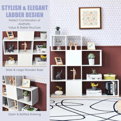 Modern vit bokhylla i stege-design med fem hyllplan för böcker och dekorationer