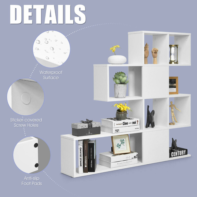 Modern vit bokhylla i stege-design med fem hyllplan för böcker och dekorationer