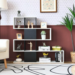 Modern svartvit bokhylla i trä med 5 hyllplan i stegliknande design