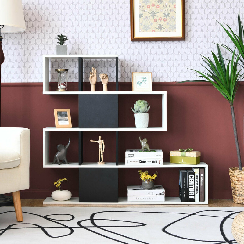 Modern svartvit bokhylla i trä med 5 hyllplan i stegliknande design