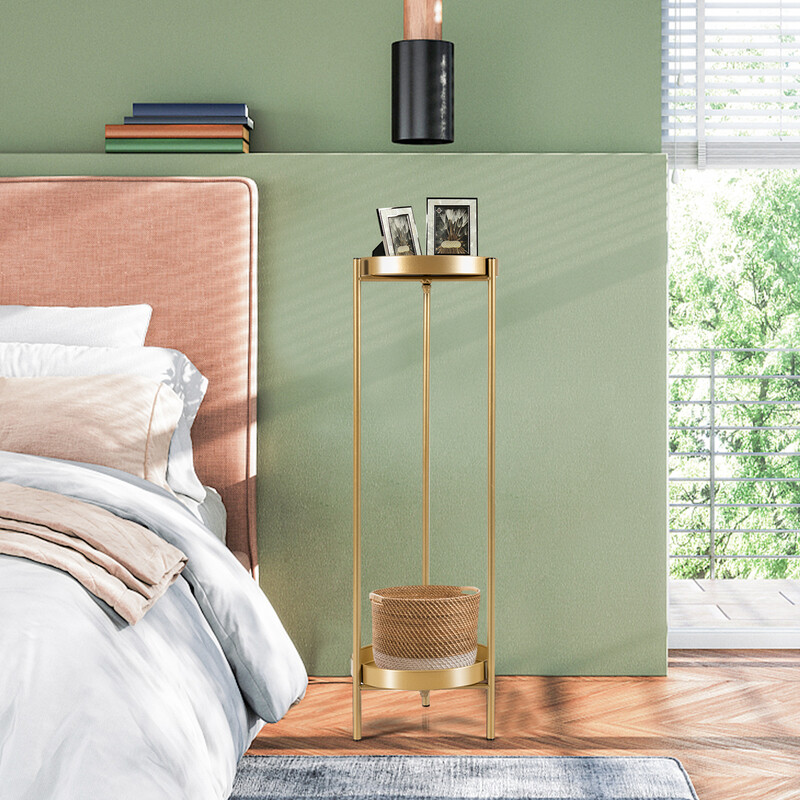 Tvånivå växtställ i guld med hållbar stålkonstruktion och avtagbara hyllor