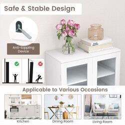 Köksskåp i trä med glasdörrar och hyllor, vit förvaringslösning för hemmet