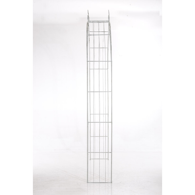 Rosenbåge i kraftigt järn med dekorativa detaljer