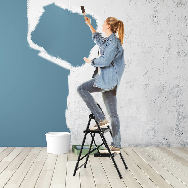 Tvåstegs hopfällbar stege med vadderat handtag och halkfria steg, svart 47x39x71 cm