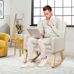 Bekväm gungstol i massivt trä med beige tygklädsel och ergonomisk design