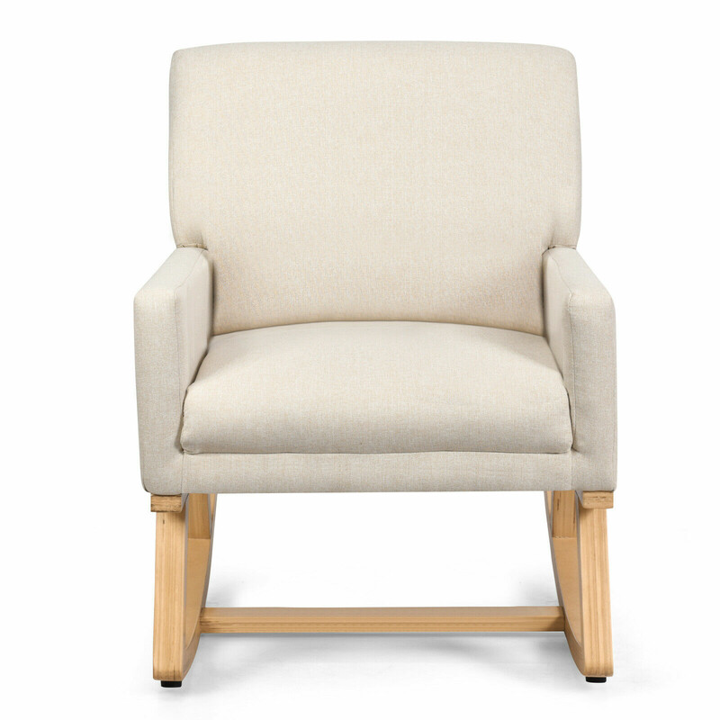 Bekväm gungstol i massivt trä med beige tygklädsel och ergonomisk design