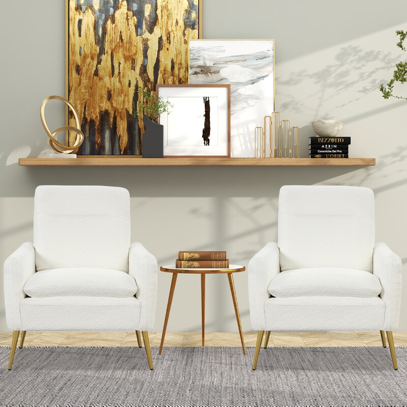 Modern vit fåtölj med ergonomisk design och gyllene metallben för elegant inredning