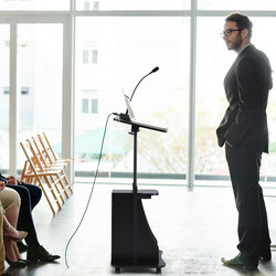 Ergonomiskt höj- och sänkbart skrivbord med justerbar bordsskiva och förvaring för hemarbete svart