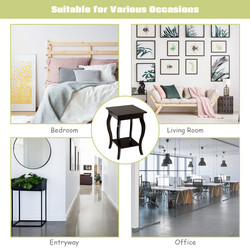 Sidobord i trä med två hyllor och eleganta ben, brun färg