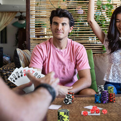 Pokerset med 300 marker, kortlekar, tärningar och elegant förvaringsväska