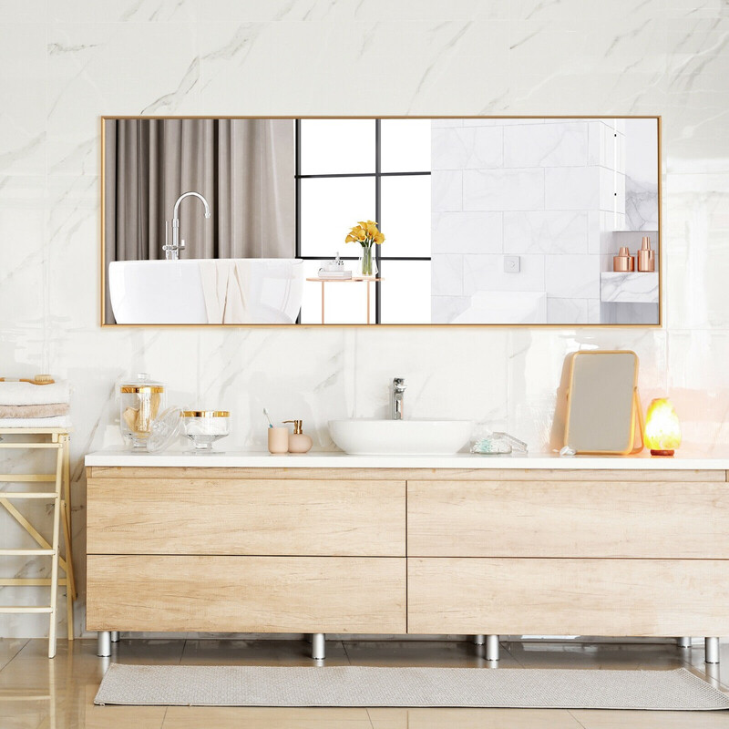 Elegant helkroppsspegel i guld med splitterskyddat glas och mångsidiga monteringsalternativ