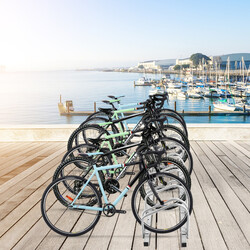 Cykelställ för sex cyklar i stål med väderbeständig yta, silverfärgad design